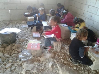 في ريف حماة ... الطائرات الروسية دمرت المدارس وطلابها يدرسون على أنقاضها